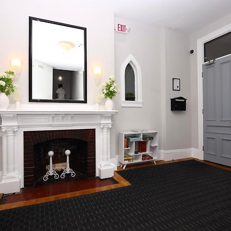 Stylish Newbury Street Studio, #4 Бостън Екстериор снимка