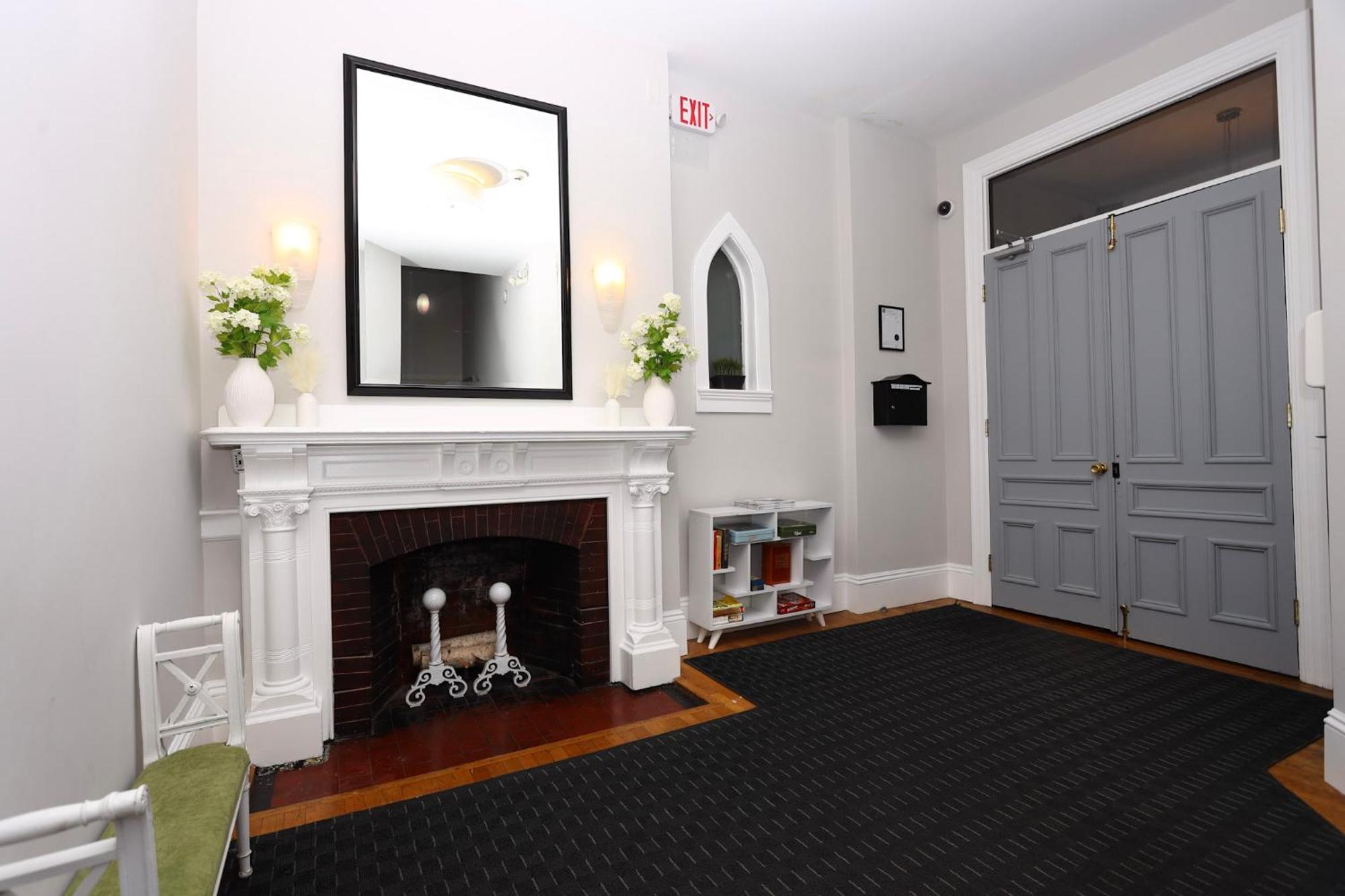 Stylish Newbury Street Studio, #4 Бостън Екстериор снимка