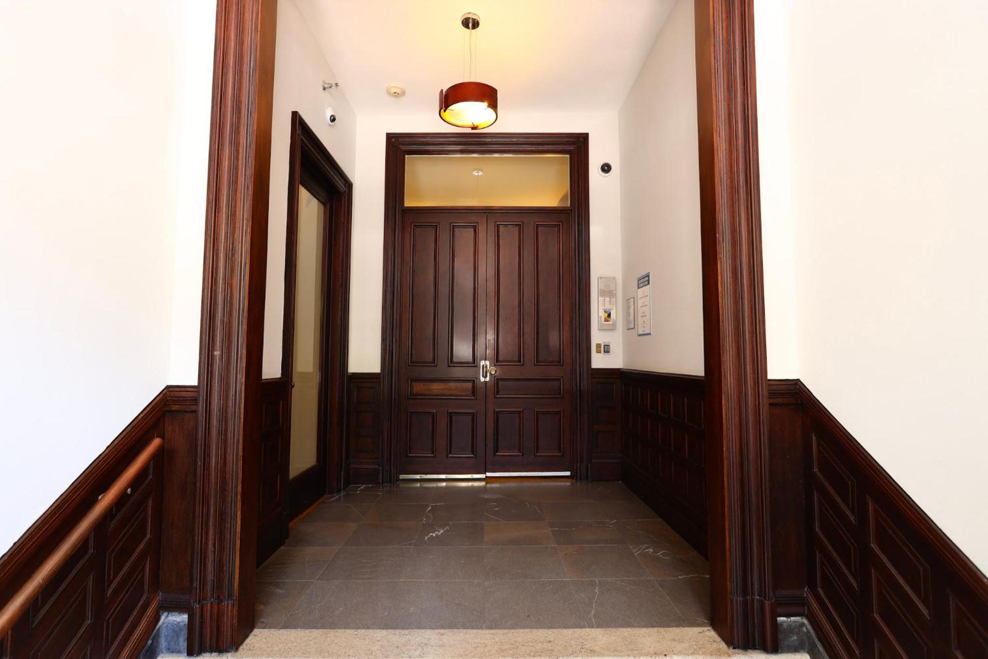 Stylish Newbury Street Studio, #4 Бостън Екстериор снимка