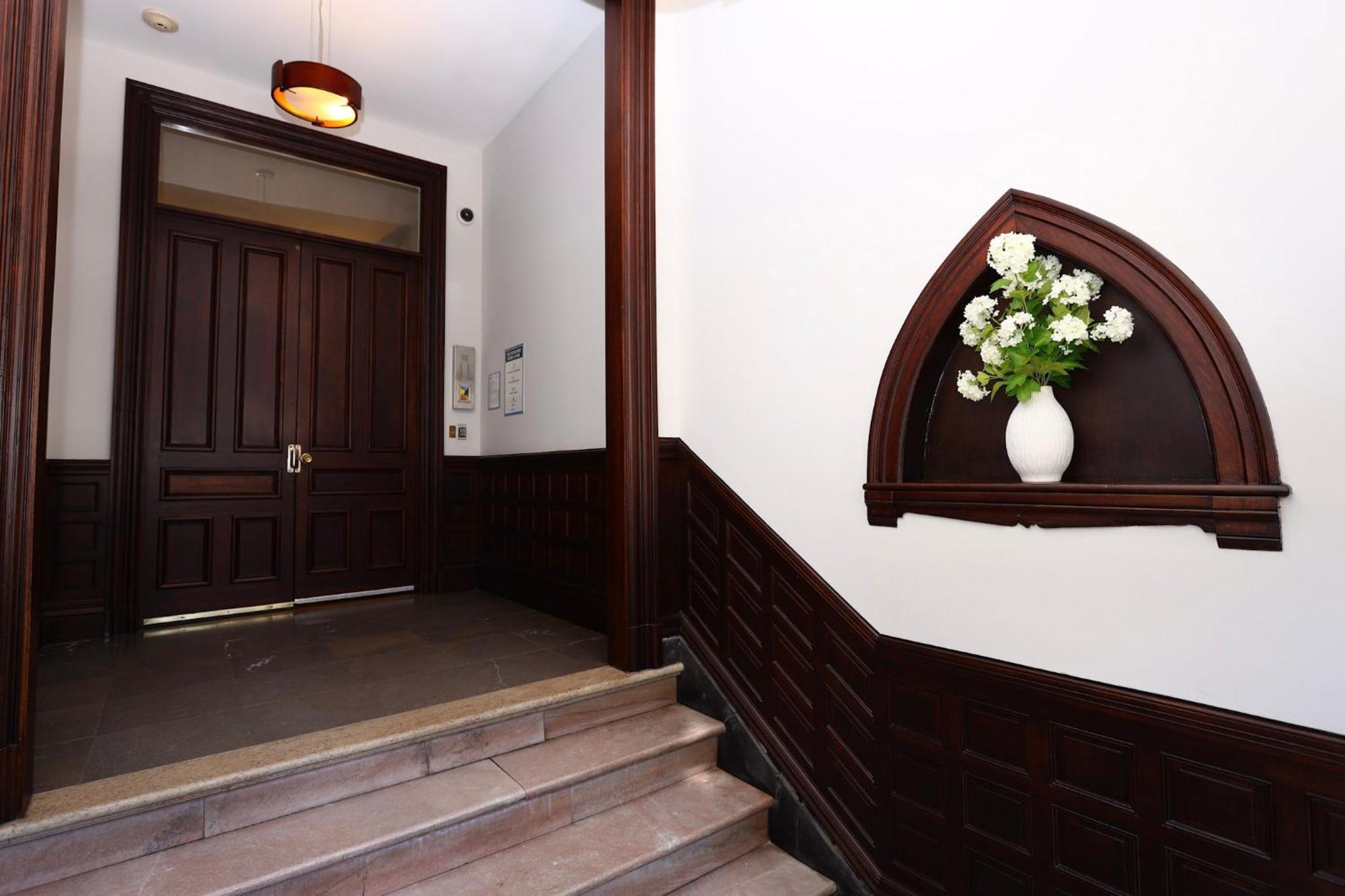 Stylish Newbury Street Studio, #4 Бостън Екстериор снимка