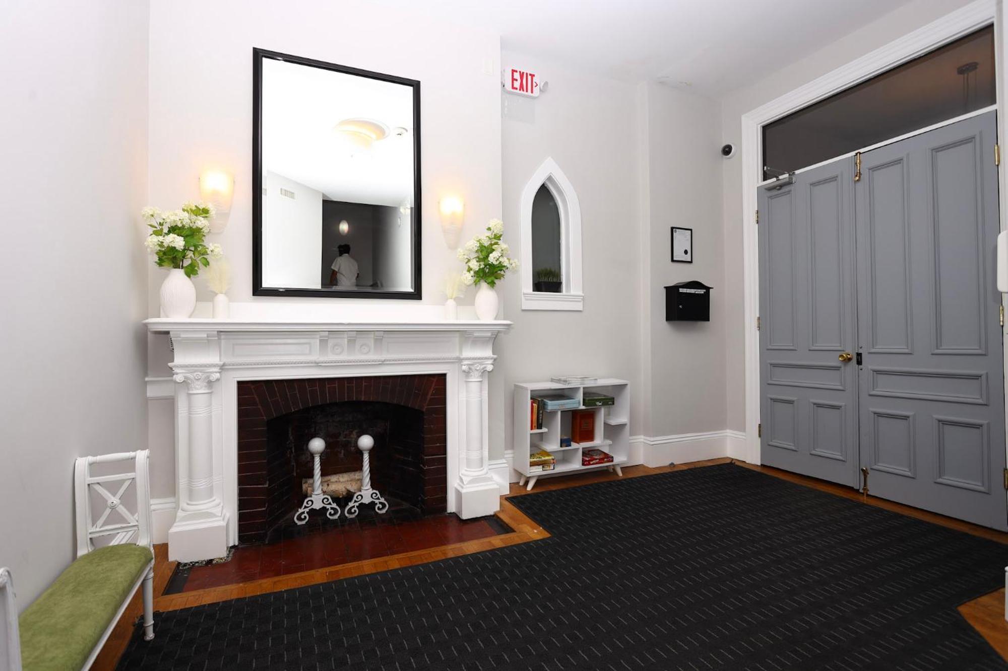 Stylish Newbury Street Studio, #4 Бостън Екстериор снимка